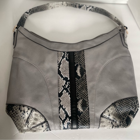 B Lush Grey Snake Skin Design Purse - Picture 6 of 7
